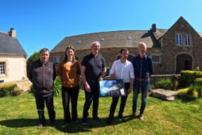 5 personnes lors d'une remise de lot (une TV)