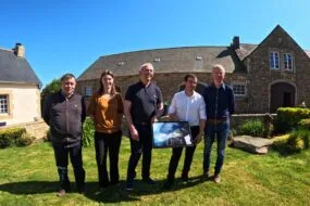 5 personnes lors d'une remise de lot (une TV)
