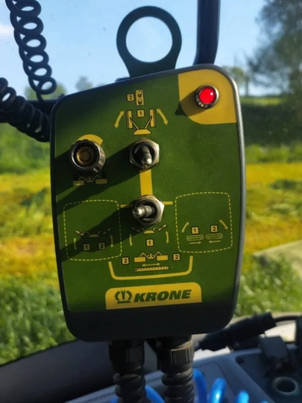 Boitier de pilotage d'une faucheuse arrière