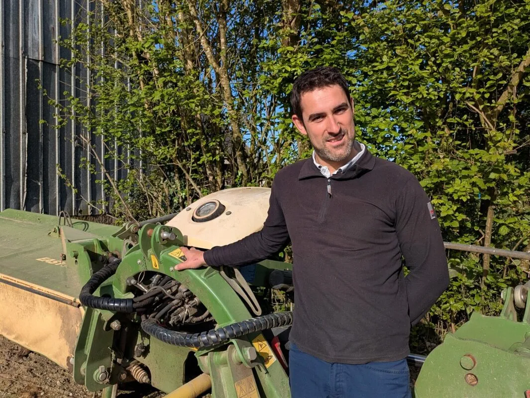 Sébastien Robin devant sa faucheuse à vis