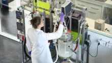 Dans le laboratoire de chimie, une femme travaille