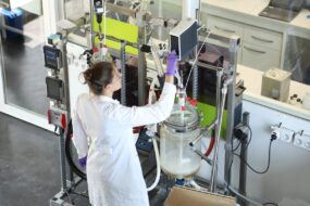 Dans le laboratoire de chimie, une femme travaille