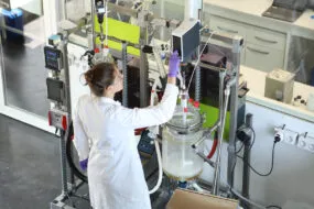 Dans le laboratoire de chimie, une femme travaille