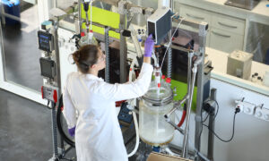Dans le laboratoire de chimie, une femme travaille