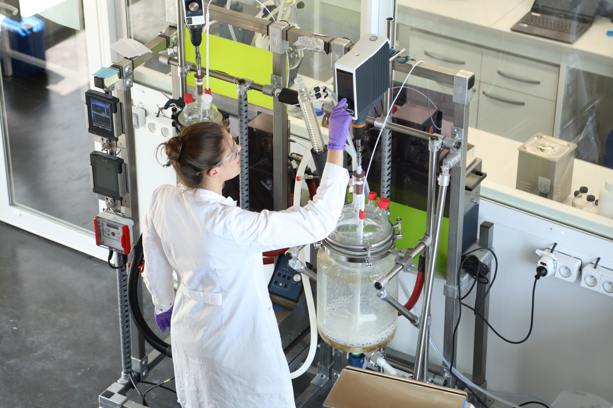 Dans le laboratoire de chimie, une femme travaille - Illustration Des phytostérols pour contrer le manque d’eau