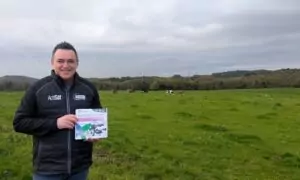 Un homme dans un champ avec un sachet de bolus Boliflash Calcium