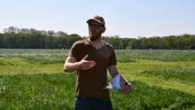 Silvère Gélineau dans les parcelles de prairies
