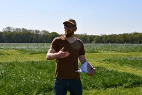 Silvère Gélineau dans les parcelles de prairies