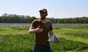 Silvère Gélineau dans les parcelles de prairies