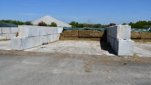 silos avec des murs faits de gros blocs béton qui s'encastrent
