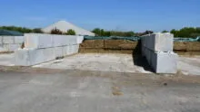 silos avec des murs faits de gros blocs béton qui s'encastrent