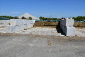 silos avec des murs faits de gros blocs béton qui s'encastrent