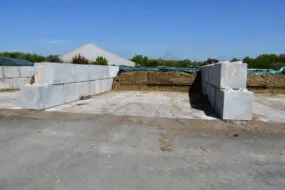 silos avec des murs faits de gros blocs béton qui s'encastrent