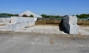 silos avec des murs faits de gros blocs béton qui s'encastrent