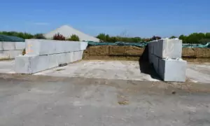 silos avec des murs faits de gros blocs béton qui s'encastrent