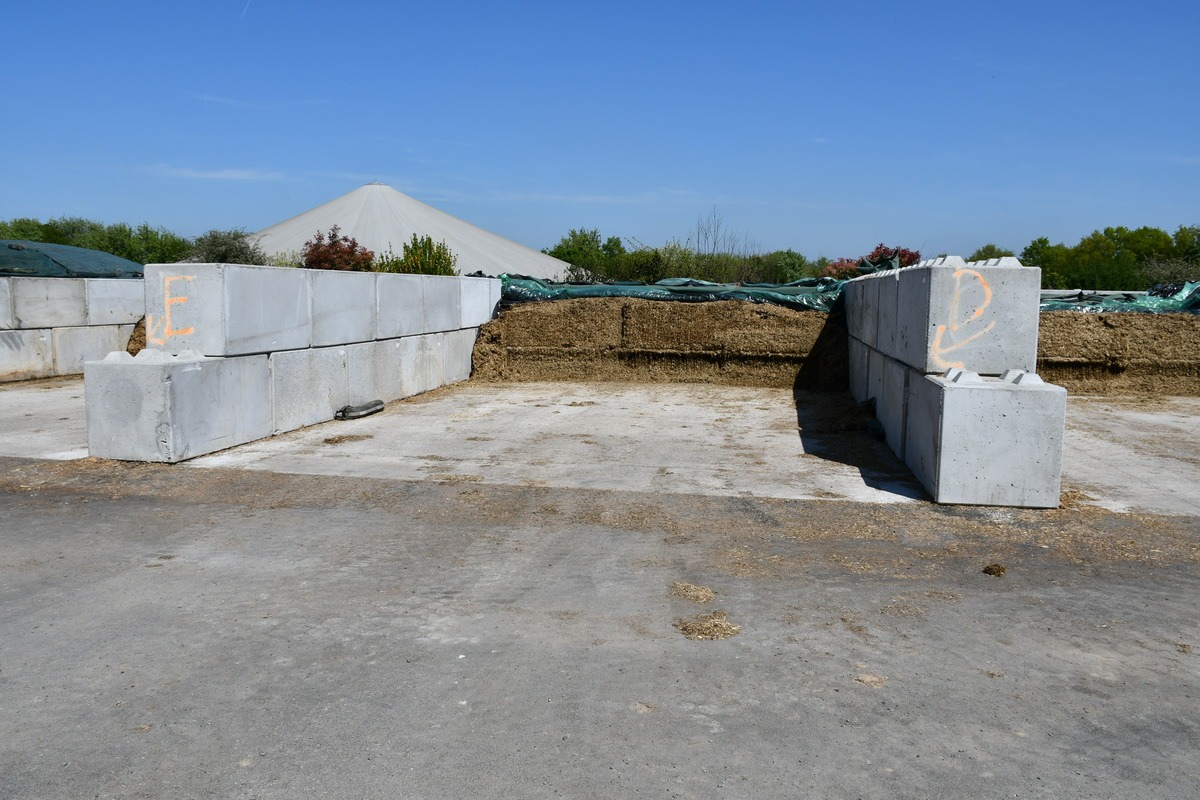 silos avec des murs faits de gros blocs béton qui s'encastrent - Illustration Des murs robustes et bien conçus