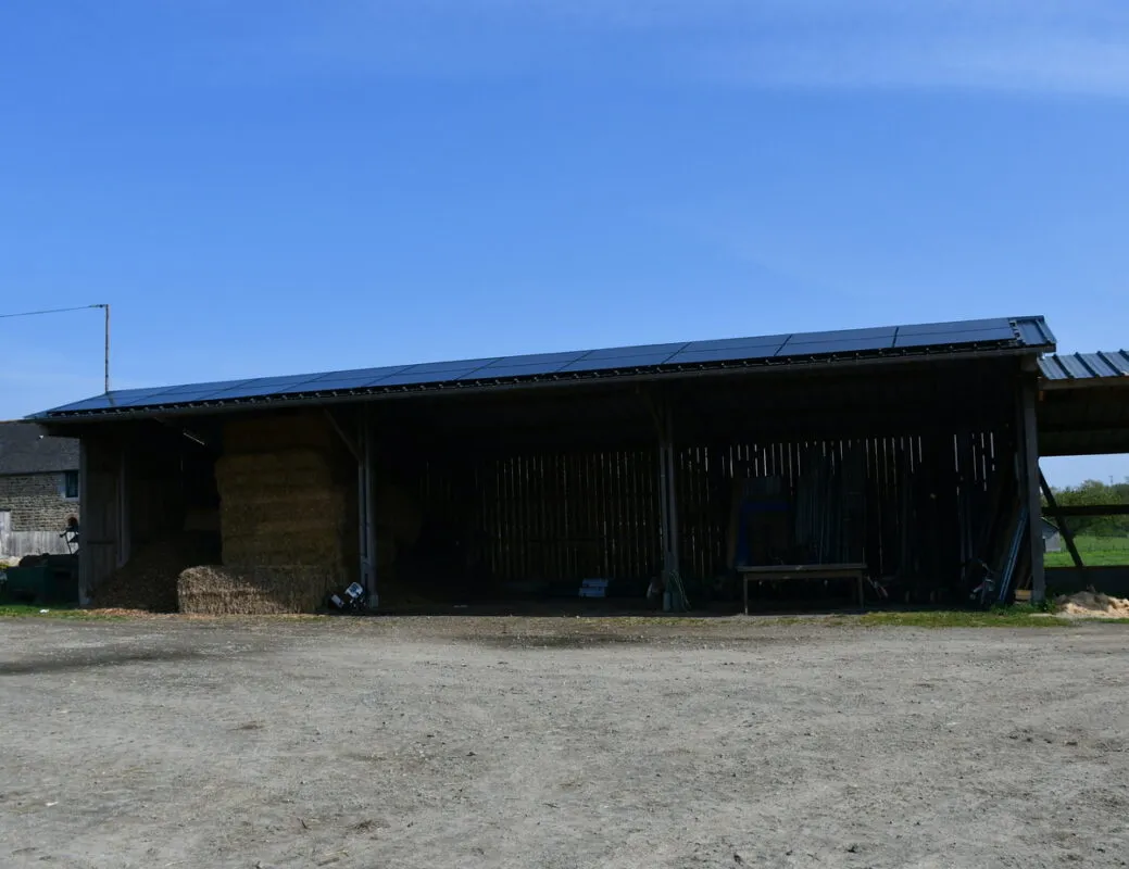 Des panneaux photovoltaïques ont été installés en août 2024 sur un bâtiment de stockage.