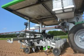Robot Farmdroid dans un champ