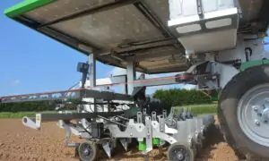 Robot Farmdroid dans un champ