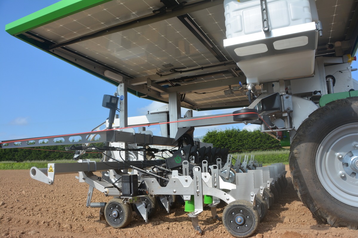 Robot Farmdroid dans un champ - Illustration Un désherbage mixte  en un seul passage