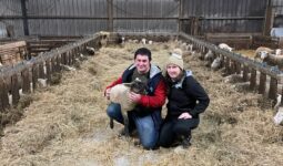 Un couple dans une bergerie