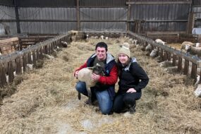 Un couple dans une bergerie