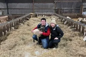 Un couple dans une bergerie
