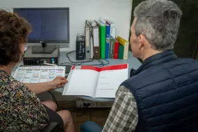 2 personnes devant un ordinateur