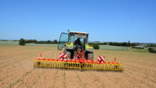 Un tracteur au champ