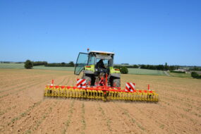 Un tracteur au champ