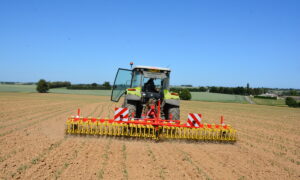 Un tracteur au champ
