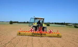Un tracteur au champ