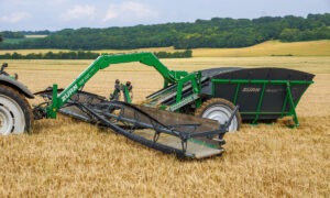 Une écimeuse récolteuse, en action.