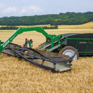 Une écimeuse récolteuse, en action.