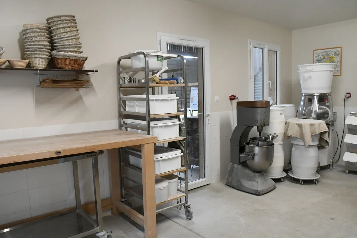 Vue sur le laboratoire de fabrication du pain - Illustration Il a choisi de devenir paysan boulanger