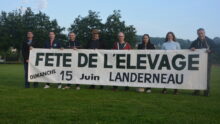 Des personnes avec une banderolle