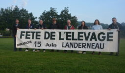 Des personnes avec une banderolle