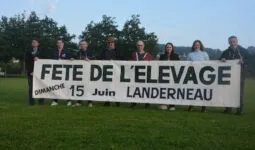 Des personnes avec une banderolle