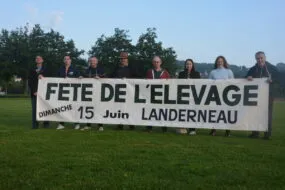 Des personnes avec une banderolle
