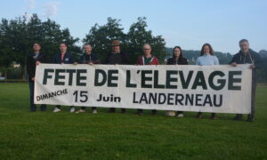Des personnes avec une banderolle