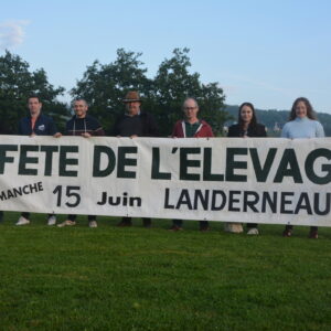 Des personnes avec une banderolle