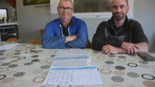 Daniel Conq et Romain Salaun devant les planning des salariés