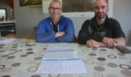 Daniel Conq et Romain Salaun devant les planning des salariés