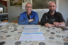 Daniel Conq et Romain Salaun devant les planning des salariés