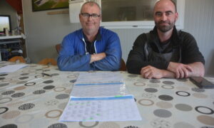 Daniel Conq et Romain Salaun devant les planning des salariés