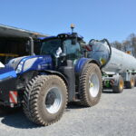 Tracteur New Holland au biogaz avec une tonne à l'arrière