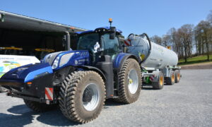 Tracteur New Holland au biogaz avec une tonne à l'arrière
