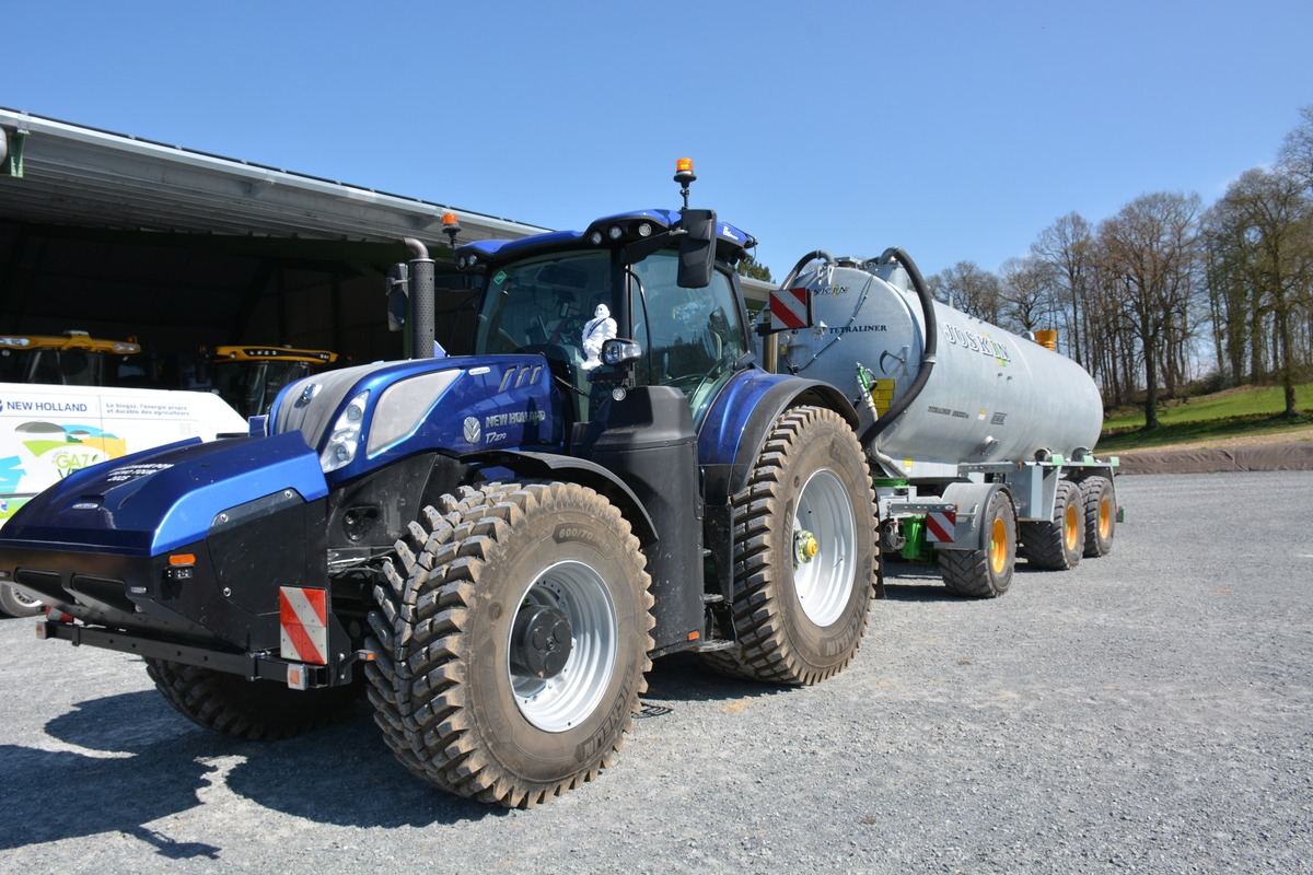 Tracteur New Holland au biogaz avec une tonne à l'arrière - Illustration Le tracteur de 270 ch au méthane arrive bientôt