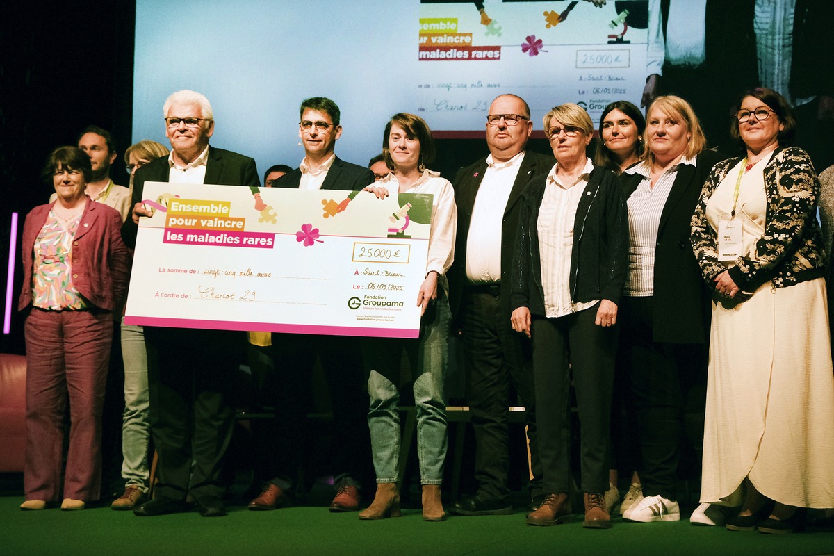 Un groupe de personnes sur une scène avec un chèque géant