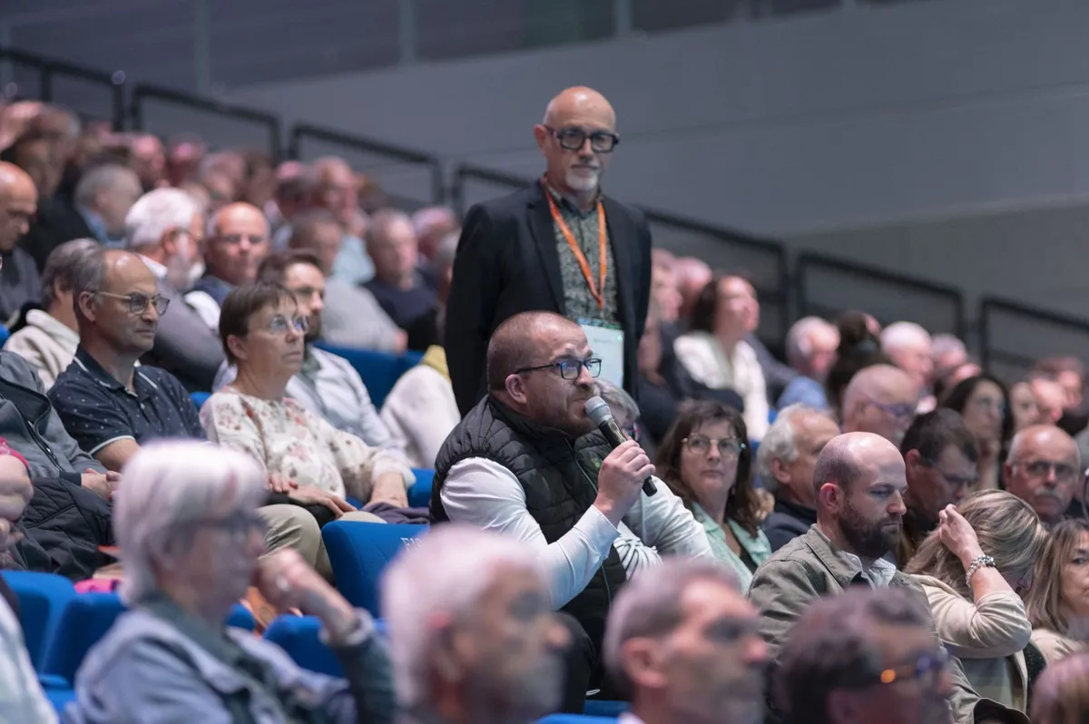 Une assemblée sur des gradins, un homme tient un micro - Illustration Miser sur des valeurs mutualistes pour mieux relever les défis à venir